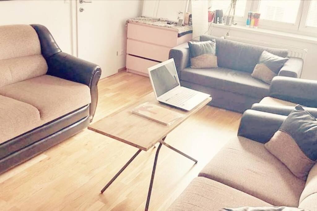Schoene Wohnung Mit Balkon Vienna Exterior photo