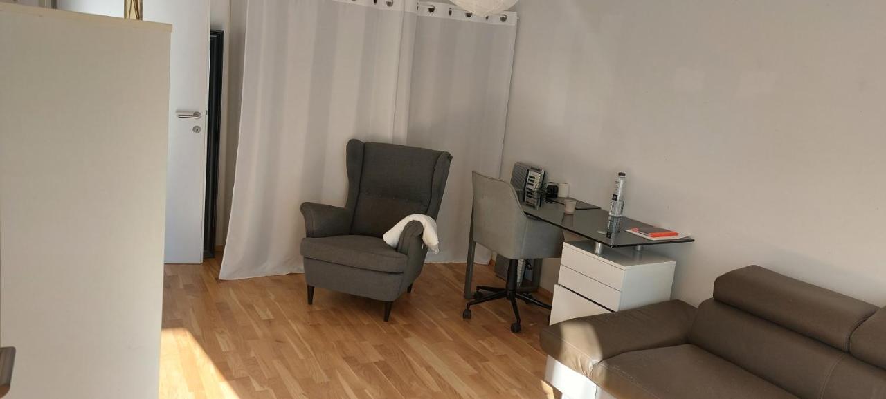 Schoene Wohnung Mit Balkon Vienna Exterior photo