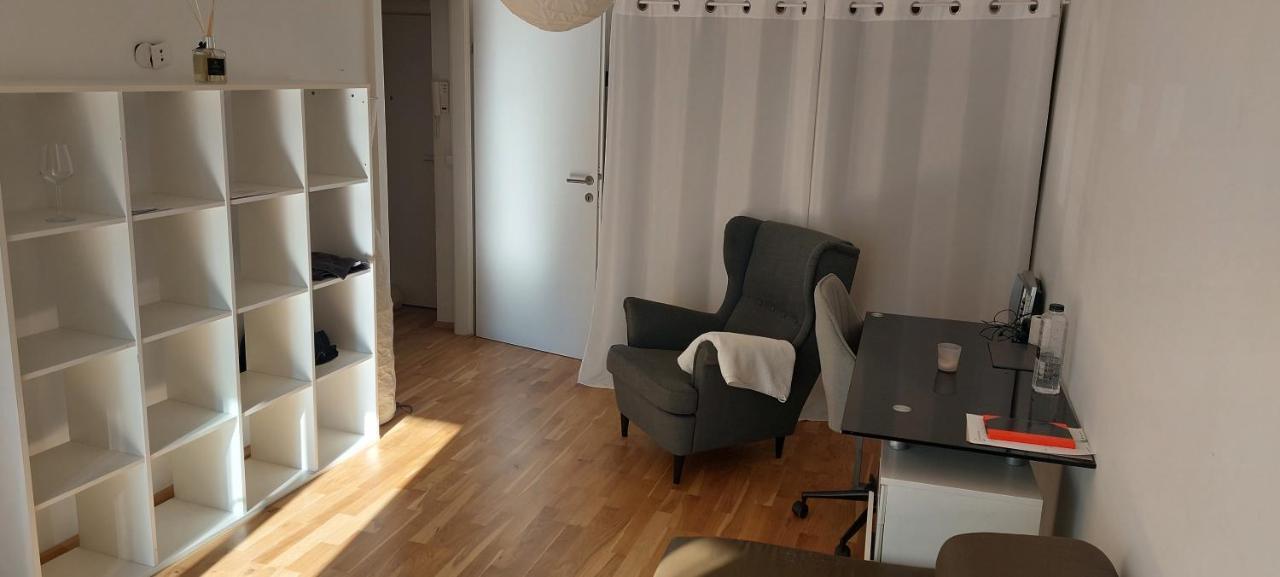 Schoene Wohnung Mit Balkon Vienna Exterior photo