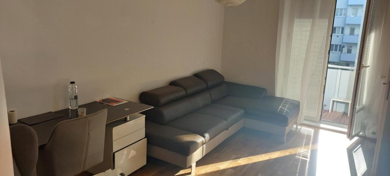 Schoene Wohnung Mit Balkon Vienna Exterior photo